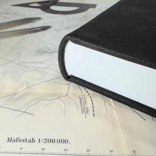 Wanderbüchlein nabuka, geschlossen auf einer Karte liegend