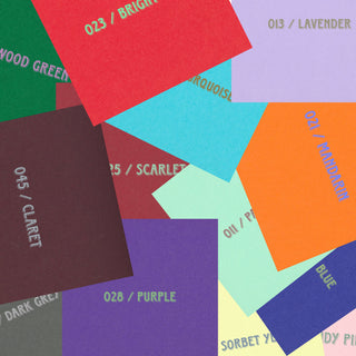 Colorplan Farbkarten liegen wild übereinander