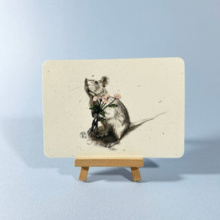 Postkarte  >Ratti mit Gänseblümchen<