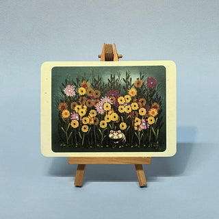 Ein Hamster schaut aus einem Blumenfeld. Illustration.