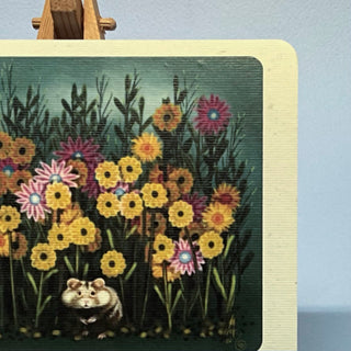Ein Hamster schaut aus einem Blumenfeld. Illustration.
