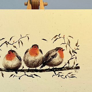 Drei Rotkehlchen sitzen auf einem Ast.
Zeichenstil ist Aquarell und etwas comikhaft.