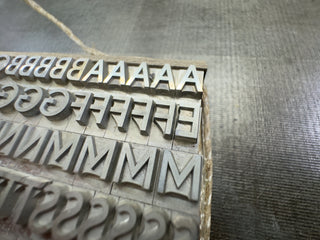 Super-Grotesk, 24°, halbfett (a)