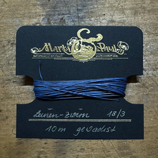 gewachster blauer Zwirn auf Karte gewickelt