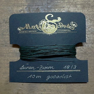 gewachster Dunlegrüner Zwirn auf Karte gewickelt