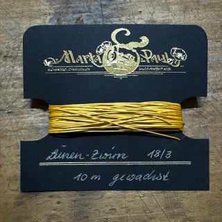 gewachster ocker Zwirn auf Karte gewickelt