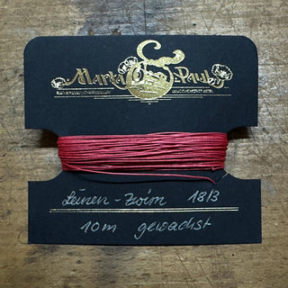 gewachster roter Zwirn auf Karte gewickelt