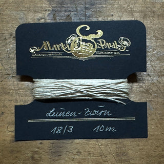 ungewachster beige Zwirn auf Karte gewickelt