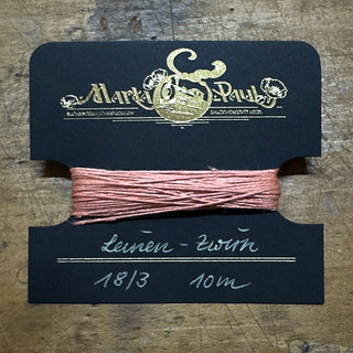 ungewachster rosa Zwirn auf Karte gewickelt