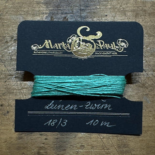 ungewachster grüner Zwirn auf Karte gewickelt