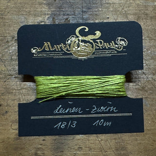 ungewachster lindgrüner Zwirn auf Karte gewickelt